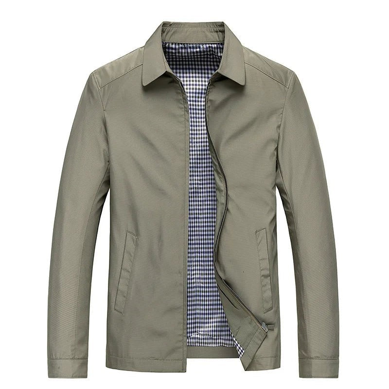 Khakifarbene Herrenjacke mit Reißverschluss und blau-weiß kariertem Innenfutter