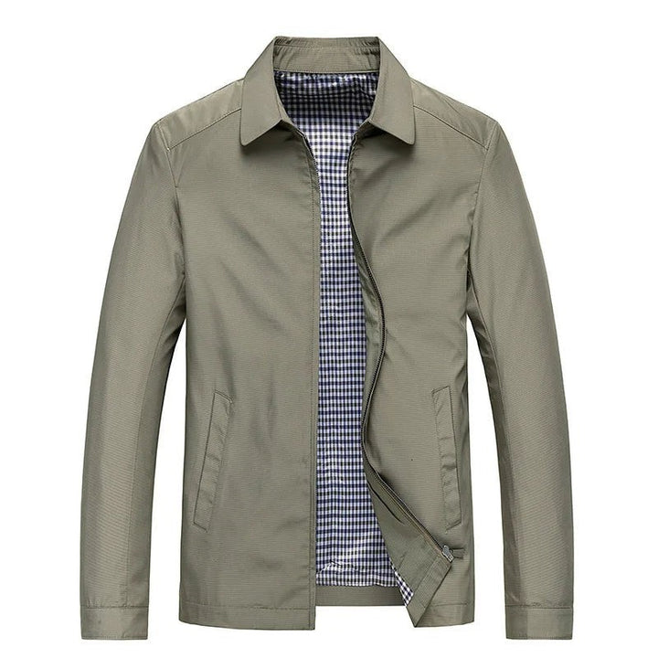 Khakifarbene Herrenjacke mit Reißverschluss und blau-weiß kariertem Innenfutter