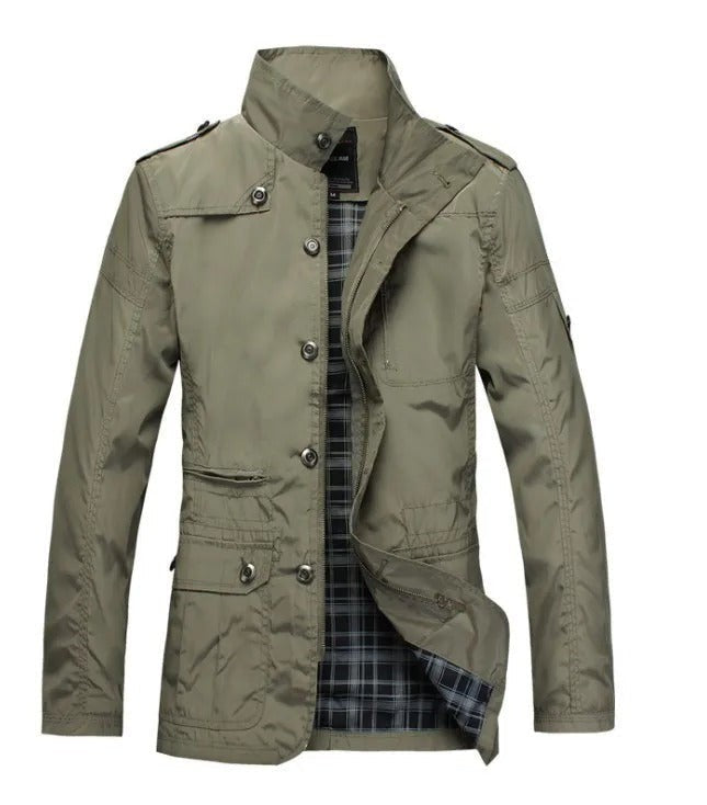 Khakifarbene Herrenjacke mit Stehkragen und Reißverschlusstaschen