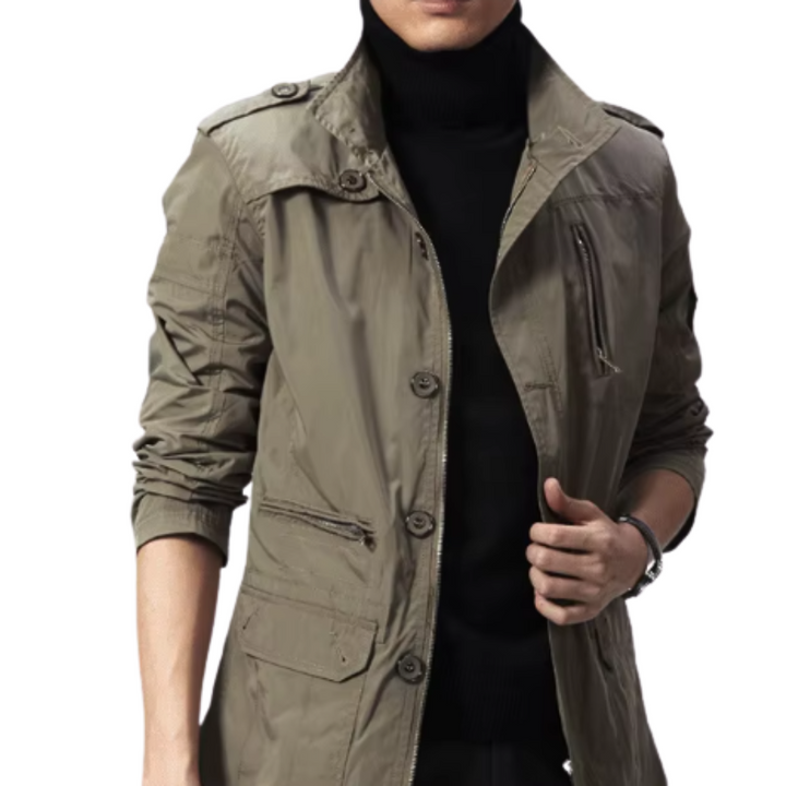 Khakifarbene Herrenjacke am Model mit Stehkragen und Brusttasche