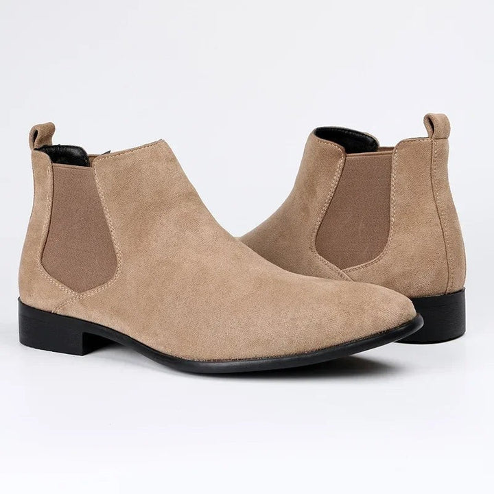 Chelsea Boots Herren beige Wildlederoptik Paar nebeneinander knöchelhoch