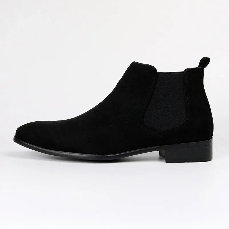Chelsea Boots Herren schwarz Wildlederoptik seitliche Ansicht mit spitzer Zehenpartie