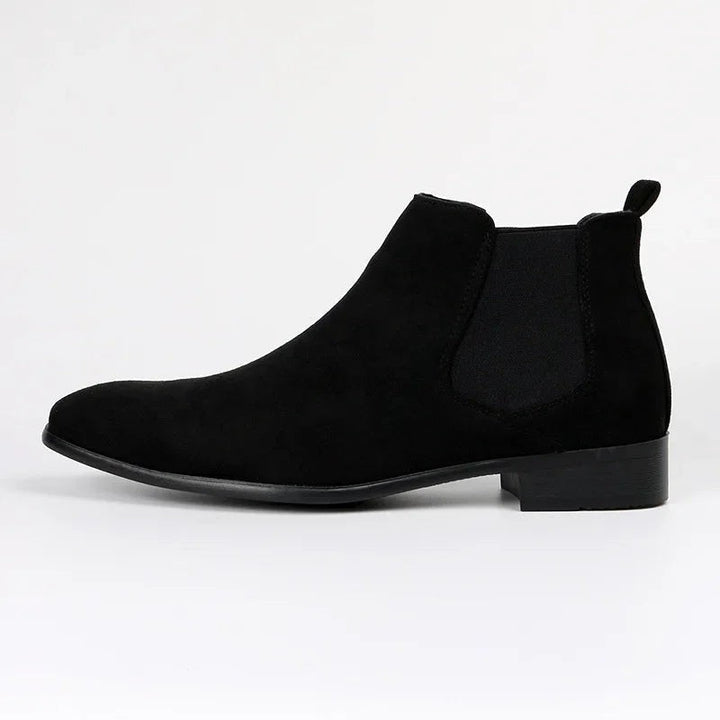 Chelsea Boots Herren schwarz Wildlederoptik seitliche Ansicht mit spitzer Zehenpartie