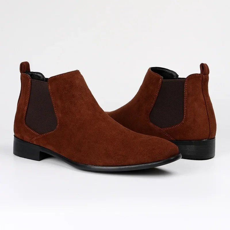 Chelsea Boots Herren cognacbraun Wildlederoptik Paar nebeneinander mit elastischen Seiteneinsätzen