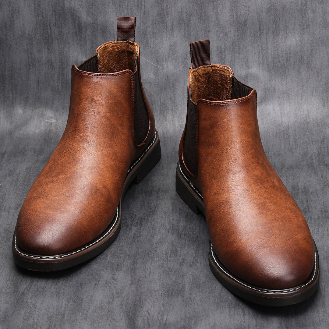 Braune Chelsea Boots aus veganem Leder mit elastischen Seiteneinsätzen und Zuglasche