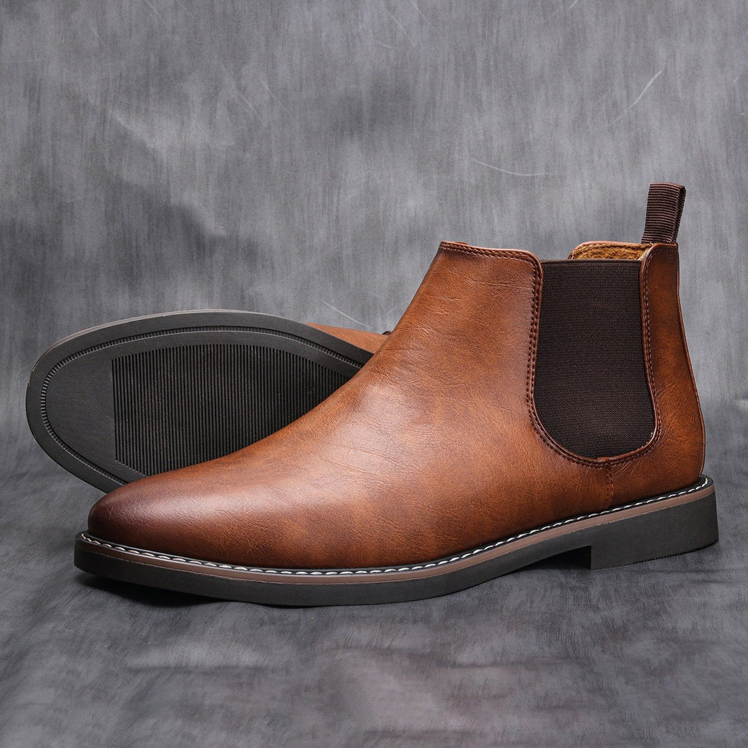 Braune Chelsea Stiefel mit Kontrastnaht und griffiger Gummisohle im Profil