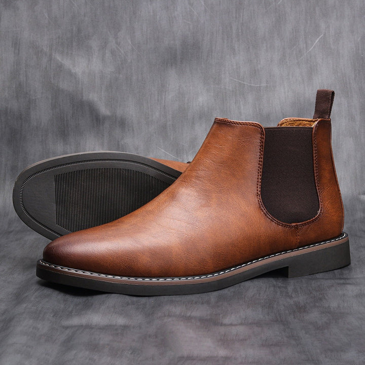 Braune Chelsea Stiefel mit Kontrastnaht und griffiger Gummisohle im Profil