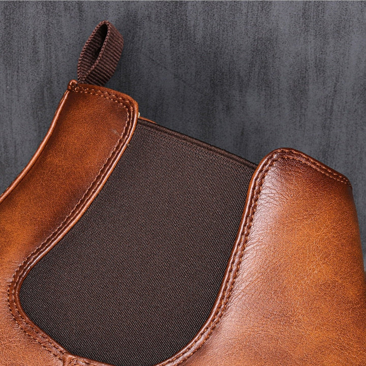 Nahaufnahme des elastischen Seiteneinsatzes an braunen Chelsea Boots