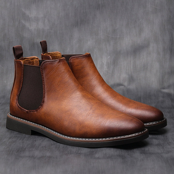 Paar braune Herren Chelsea Boots mit glänzender Lederoptik und Zuglasche