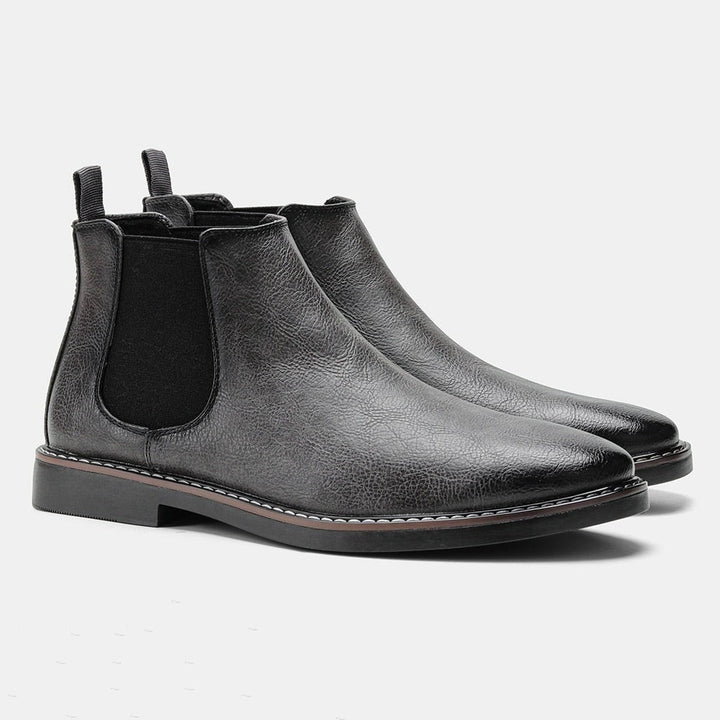 Anthrazitfarbene Chelsea Stiefel mit strukturierter Lederoberfläche und Gummisohle