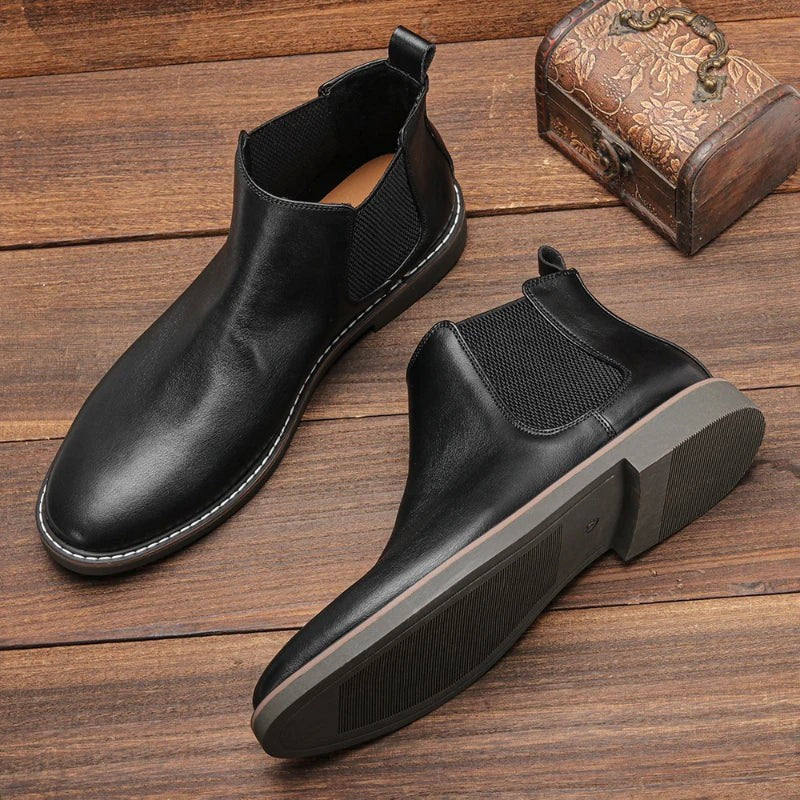 Schwarze Chelsea Boots aus Leder mit elastischen Seiteneinsätzen und Zuglasche