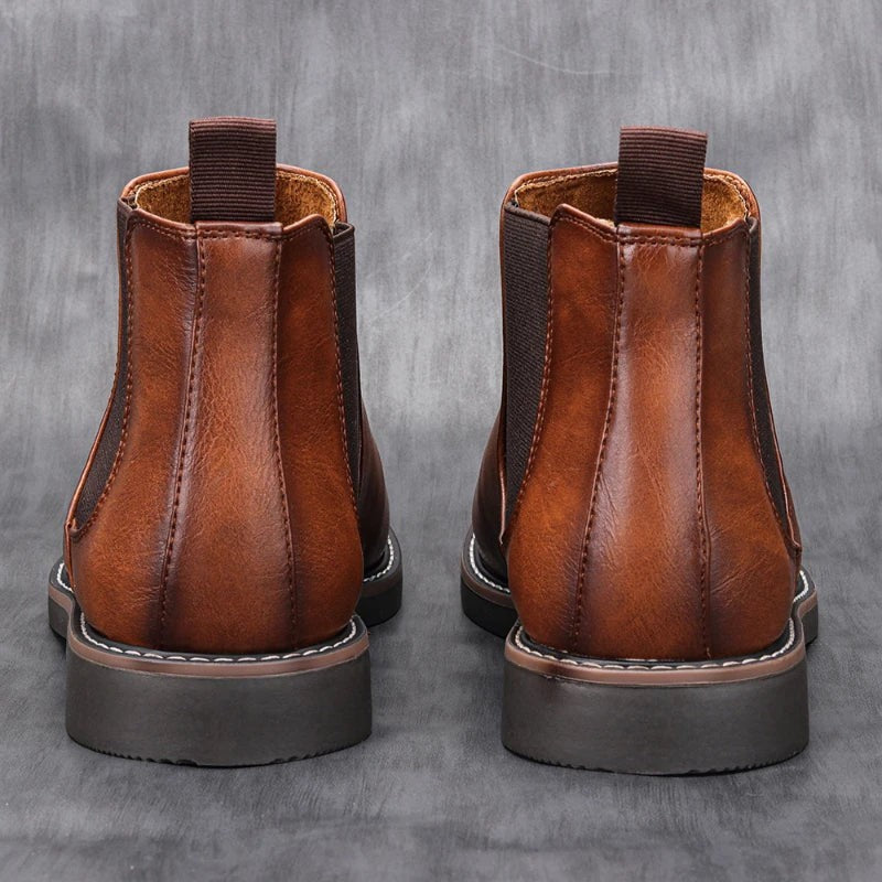 Rückansicht brauner Lederstiefeletten mit Zuglasche und dicker Sohle