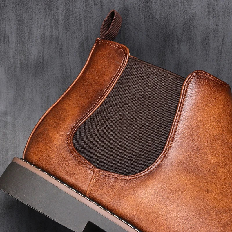 Nahaufnahme des elastischen Seiteneinsatzes einer braunen Chelsea Stiefelette