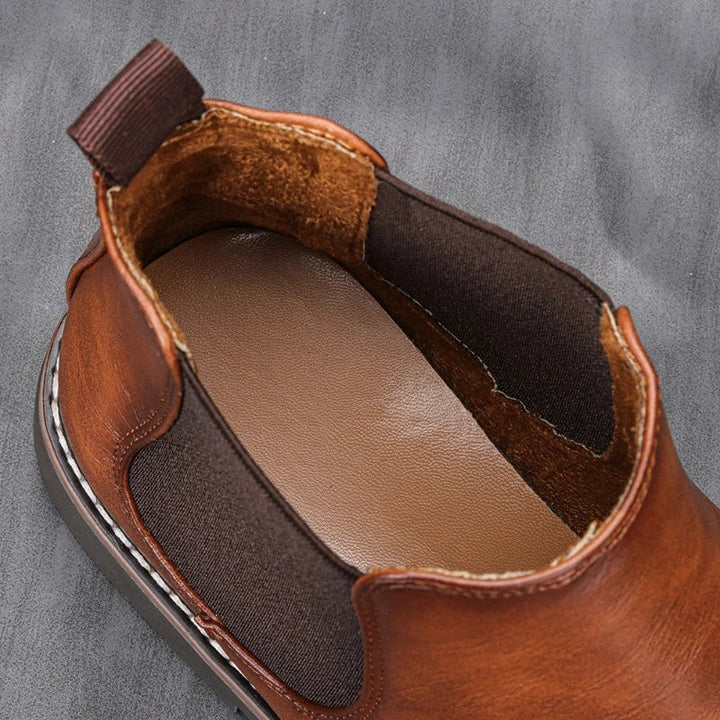 Innenansicht der braunen Chelsea Boots mit weichem Fußbett und Textilfutter