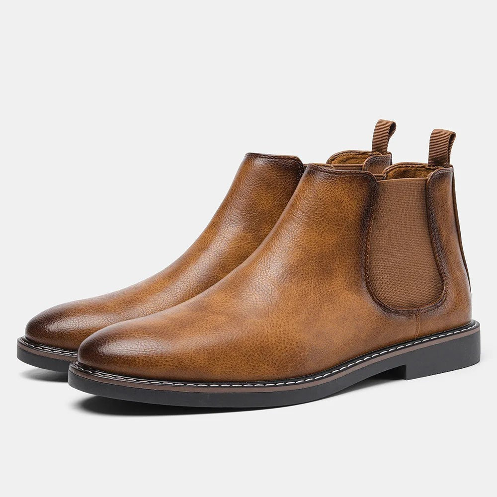 Cognacfarbene Chelsea Boots mit sichtbarer Zuglasche und griffiger Sohle
