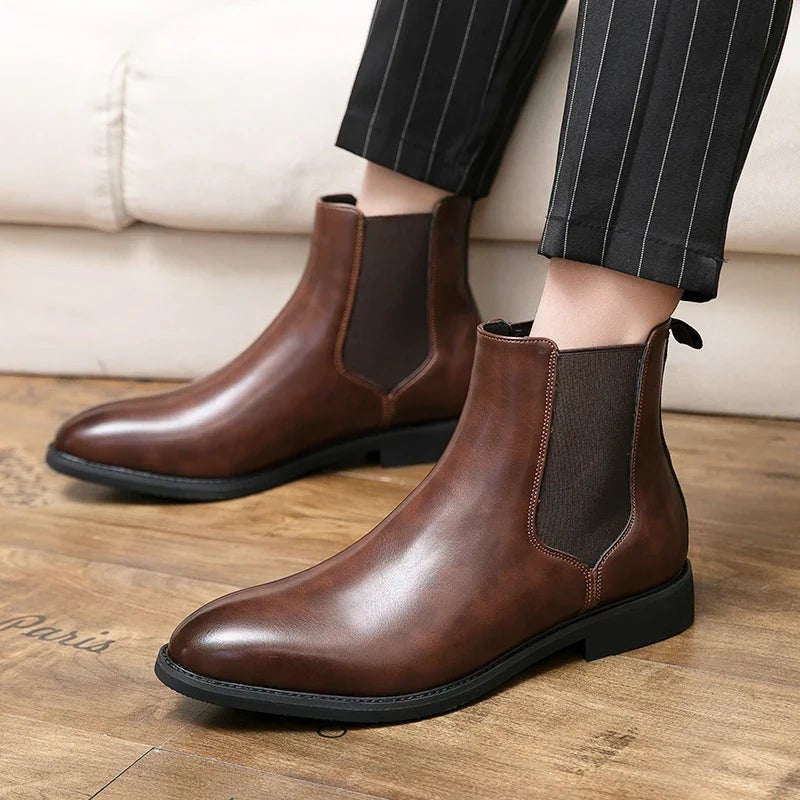 Herren Chelsea Boots aus braunem Leder mit elastischem Seiteneinsatz, kombiniert mit Anzughose