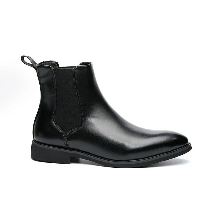 Schwarze Chelsea Boots aus Leder mit elastischem Einsatz und Zuglasche, seitliche Ansicht