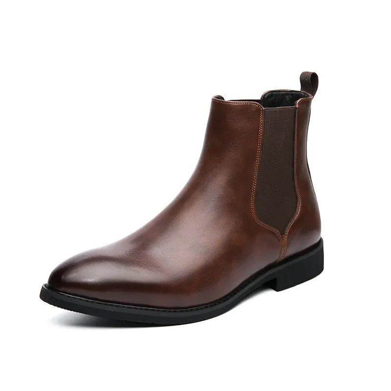 Braune Chelsea Stiefelette aus Leder mit elastischem Einsatz, dreiviertel Ansicht