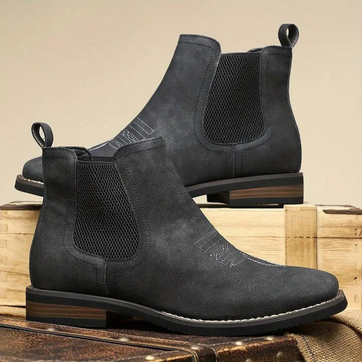 Schwarze Chelsea Stiefeletten mit Blattmuster-Stickerei auf Vintage-Koffer