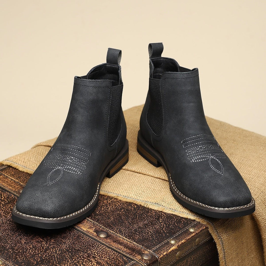 Schwarze Chelsea Boots mit gerippter Sohle und Zugschlaufe im Detail