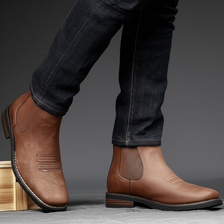 Cognacfarbene Herren Chelsea Stiefeletten kombiniert mit dunkler Jeans
