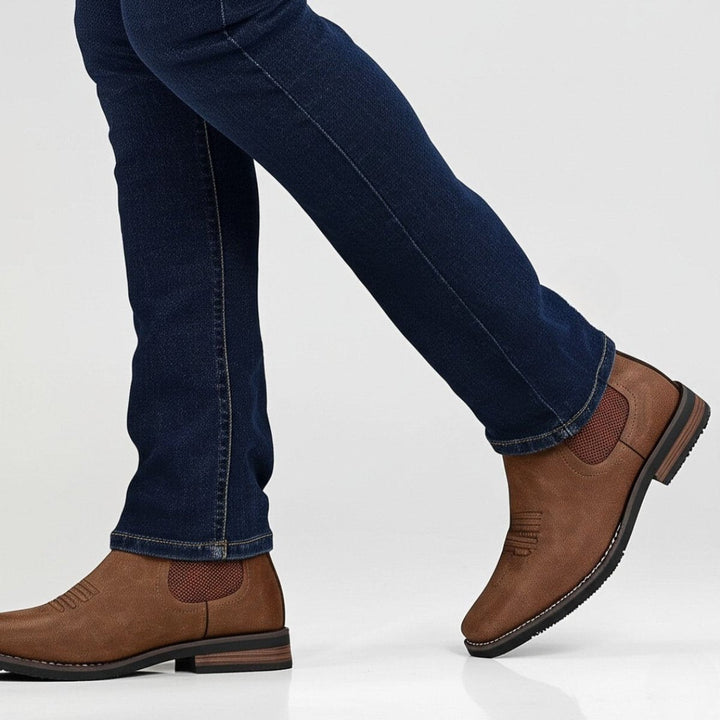 Braune Chelsea Boots im Schritt getragen mit Zugschlaufe am Absatz