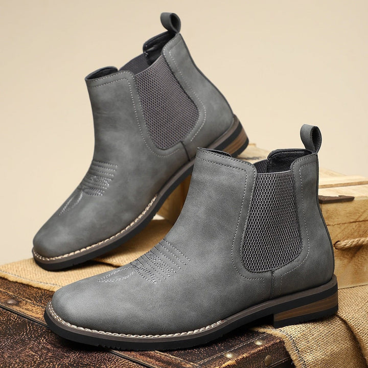 Graue Chelsea Stiefeletten mit Zierstickerei und Blockabsatz im Paar