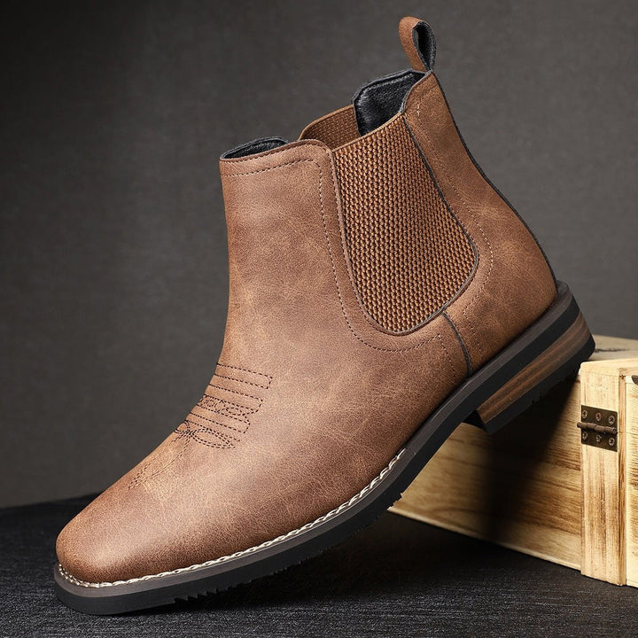 Cognacfarbene Chelsea Boots mit Zugschlaufe und dezenter Steppnaht