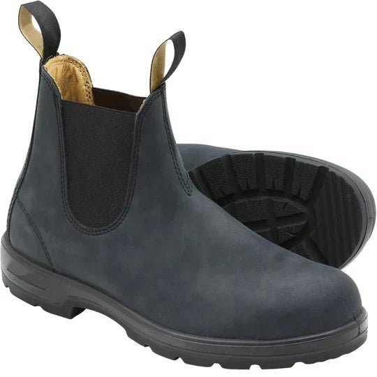 Paar Chelsea-Boots in Anthrazit mit sichtbarer Profilsohle und Zugschlaufen