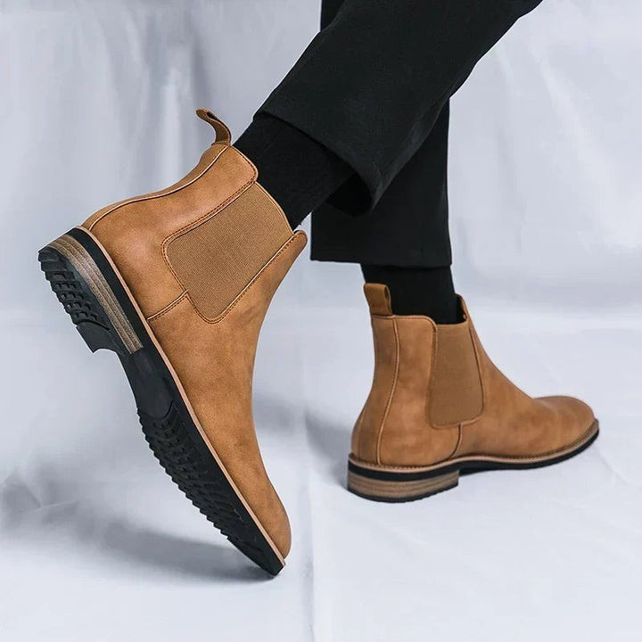 Cognacfarbener Herrenstiefel mit Kontrastsohle, dynamische Ansicht im Schritt