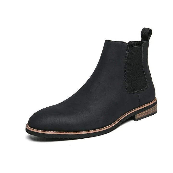 Schwarzer Chelsea Boot aus veganem Leder mit brauner Kontrastsohle, Studioaufnahme