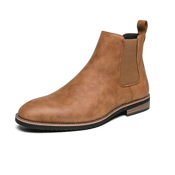 Cognacfarbener Chelsea Boot mit elastischem Seiteneinsatz, freigestellt fotografiert
