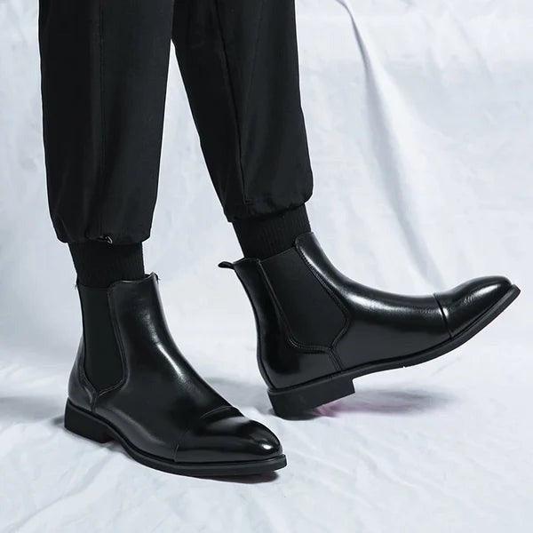 Schwarze Herren Chelsea Boots mit Zehenkappe, getragen mit lässigem Outfit