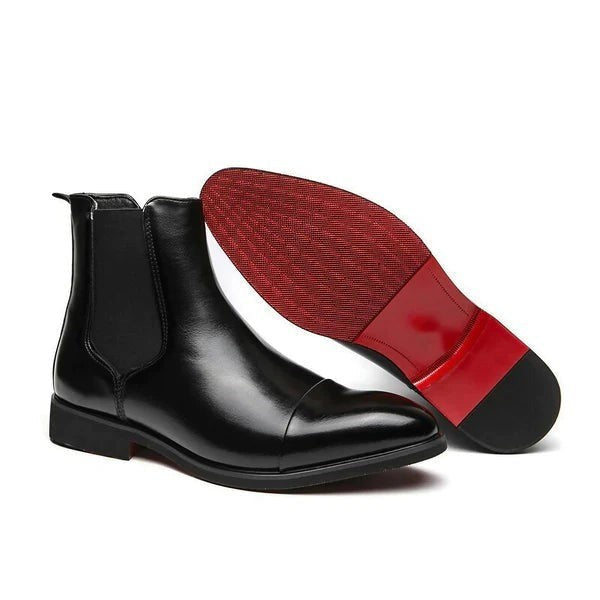 Schwarzer Chelsea Boot aus Leder mit roter Kontrastsohle im Detail