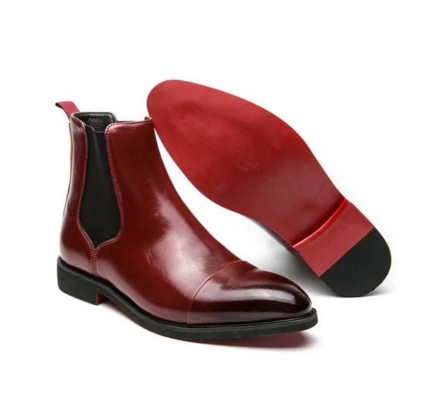Weinrote Herrenstiefel mit glänzender Lederoptik und roter Sohle