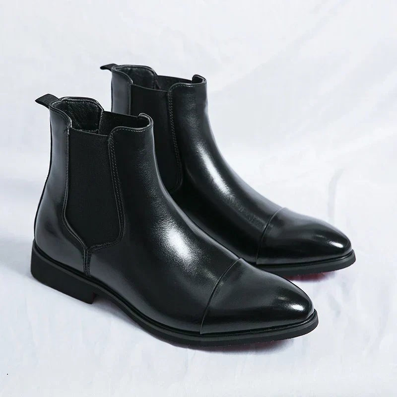 Schwarze Chelsea-Boots aus Leder mit Kappennaht und elastischem Einsatz