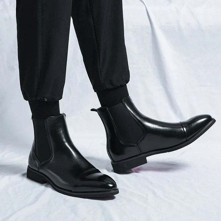Herren trägt schwarze Chelsea-Stiefel kombiniert mit schwarzer Jogginghose