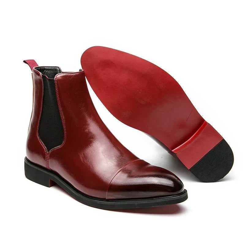 Bordeauxrote Chelsea-Boots mit schwarzem Gummizug und roter Ledersohle
