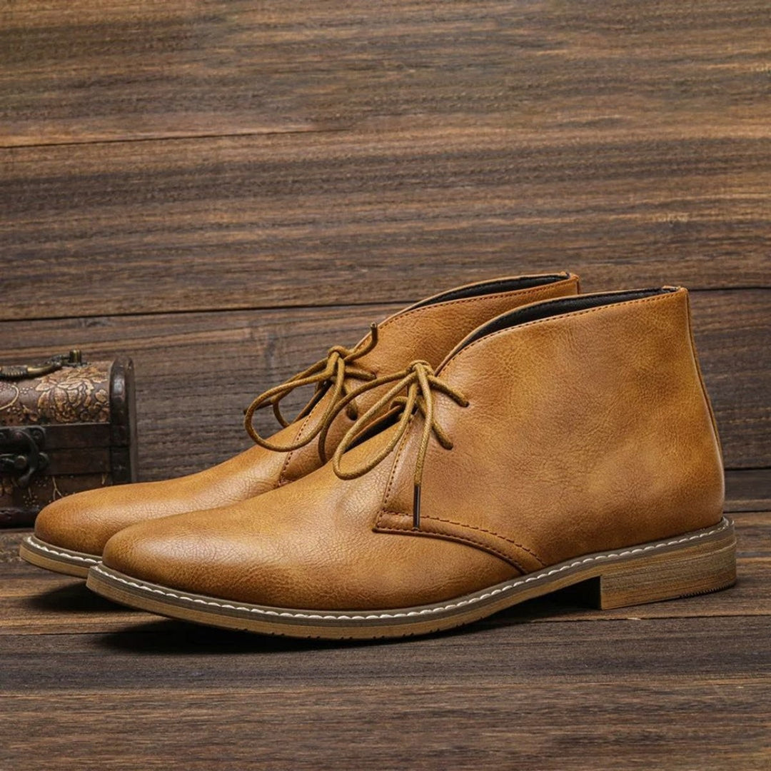 Cognacfarbene Chukka Boots aus veganem Leder mit Schnürung und Kontrastnaht