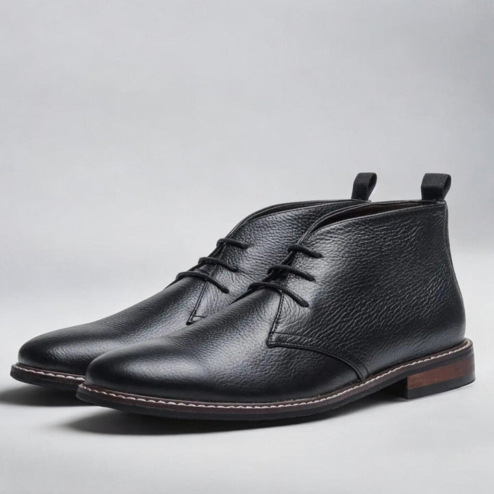 Schwarze Chukka Stiefeletten aus genarbtem Leder mit Schnürung und Zuglaschen