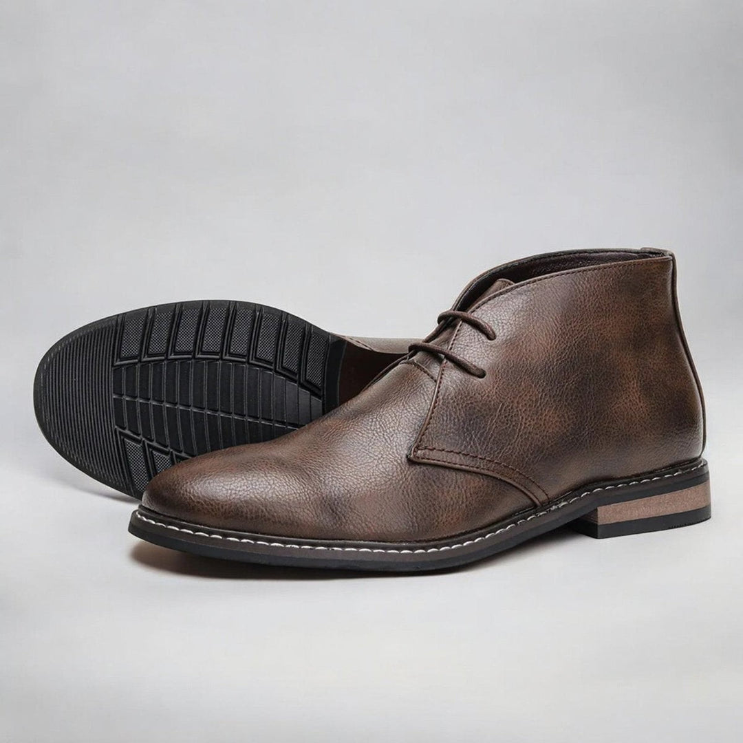 Braune Chukka Stiefeletten mit sichtbarer Profilsohle und Kontrastnaht