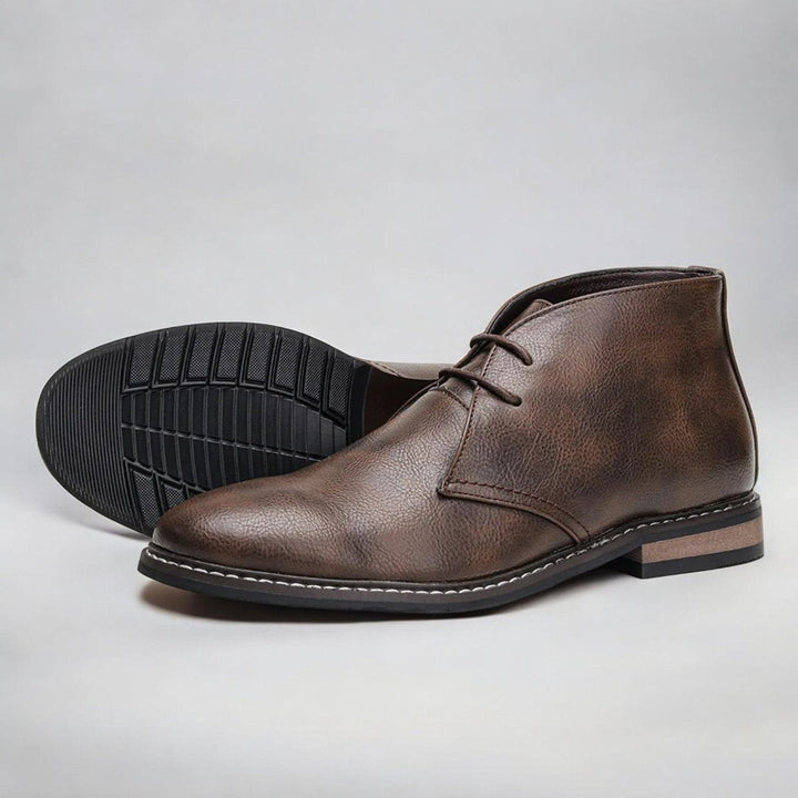 Braune Chukka Stiefeletten mit sichtbarer Profilsohle und Kontrastnaht