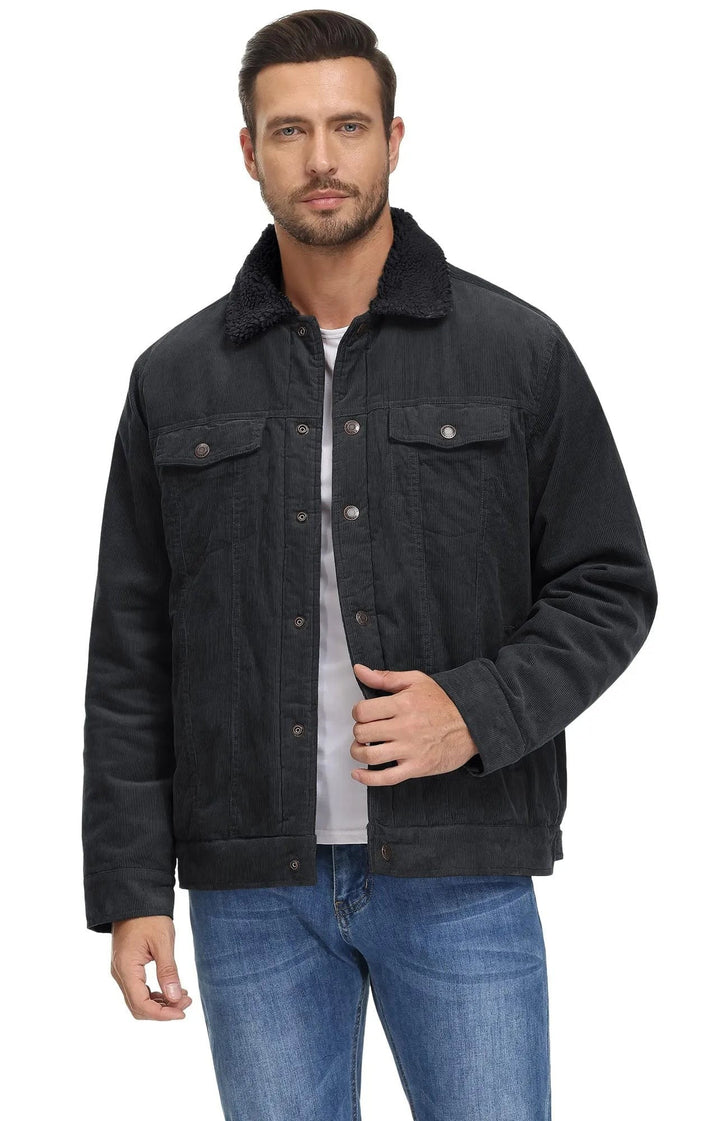 Mann trägt anthrazitfarbene Cordjacke mit schwarzem Fellkragen