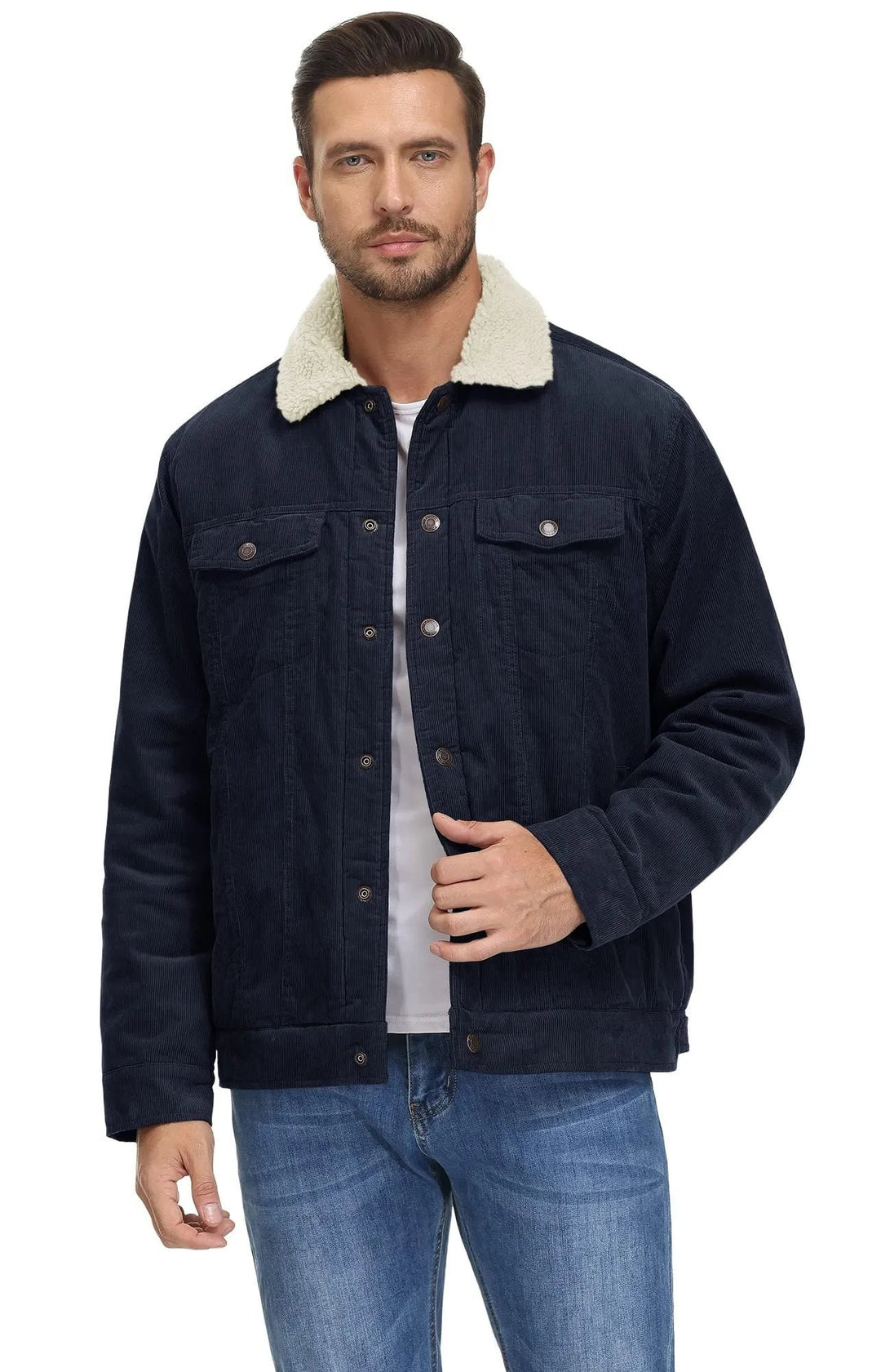 Mann trägt dunkelblaue Cordjacke mit beigem Sherpa-Kragen