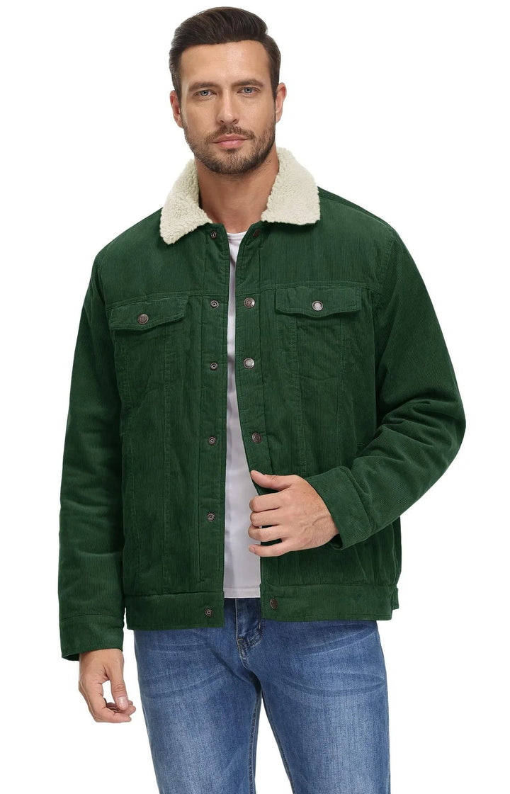 Mann trägt dunkelgrüne Cordjacke mit cremefarbenem Teddykragen