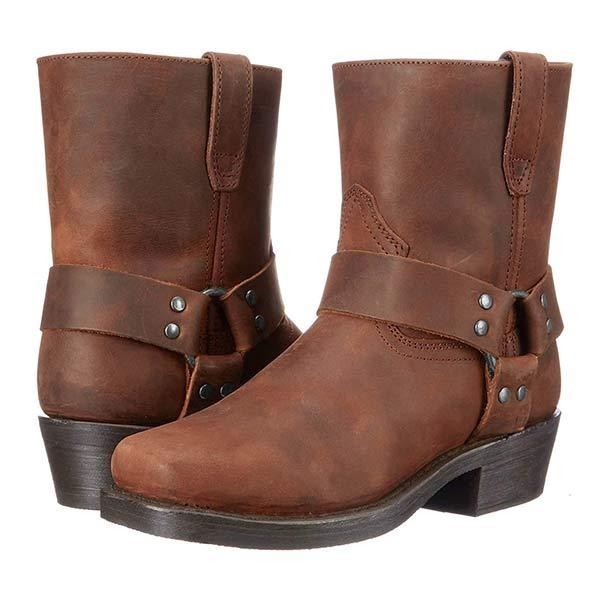 Braune Cowboystiefel aus veganem Leder mit Zierriemen und Nieten im Paar