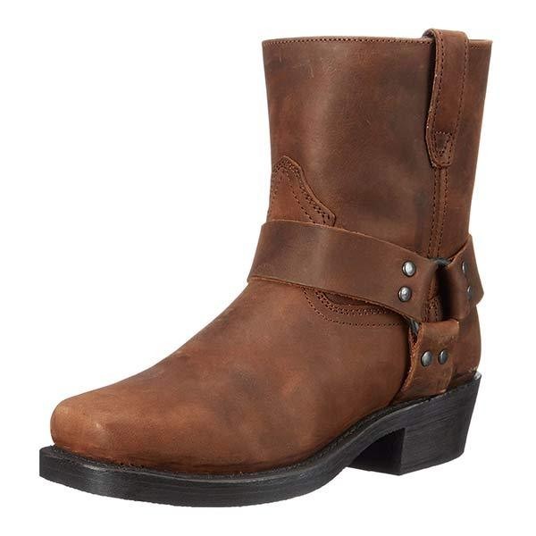 Braune Cowboystiefel mit Zierriemen und Nieten in Dreiviertelansicht