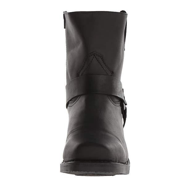 Frontalansicht schwarzer Herrenstiefel mit Zierriemen und Nietendetail