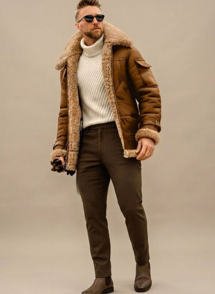 Braune Herren-Lederjacke mit Kunstfell-Kragen im Bomberjacken-Stil und weißem Rollkragenpullover