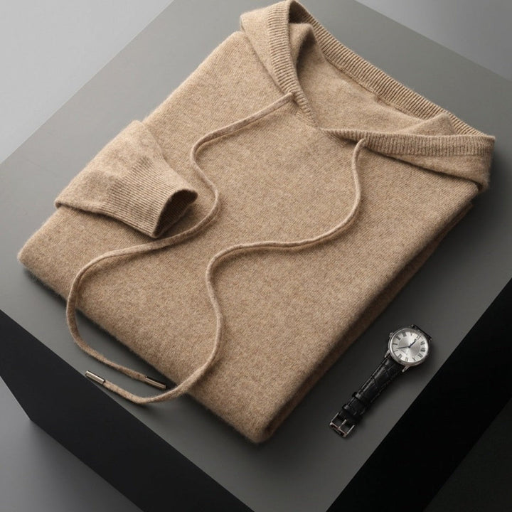 Gefalteter Strickhoodie in Beige mit Kapuze und Kordelzug, neben Armbanduhr